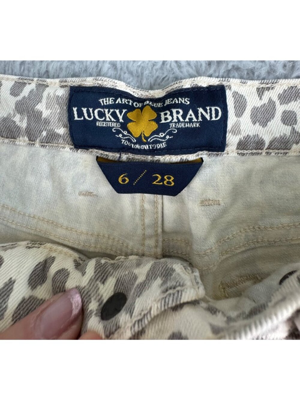 Lucky Brand Riley Animal Print Denim Shorts 6/28 Spring Cheetah Beach Travel - Picture 3 of 16